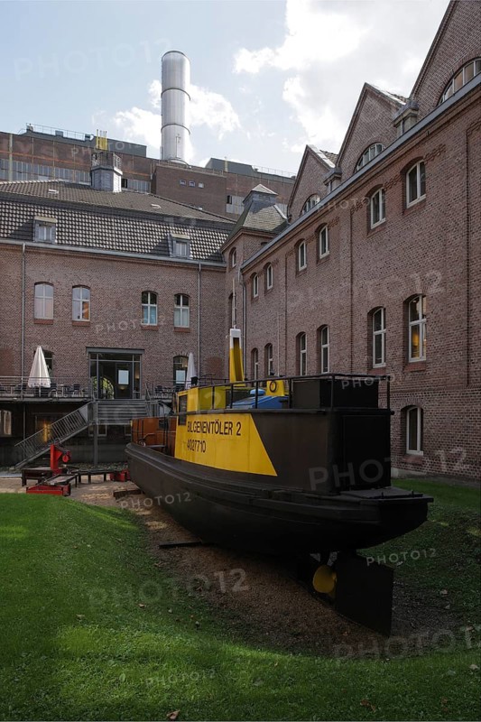 Former works baths of the Phönix smelting works, remodelled in 1996 by architektur-fabrik aachen, inner courtyard