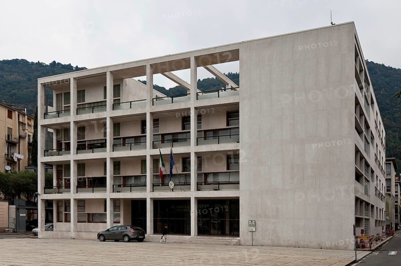 Italy Como Casa del Fascio 88660 by Guiseppe Terragni 1932-36 built as a party house in the style of Razionalismo today tax office west façade 33, 2 m long 16, 6 m high
