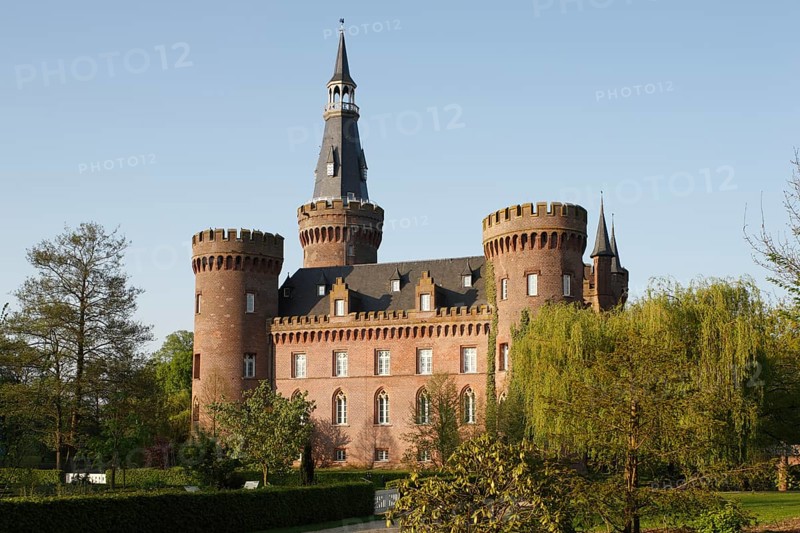 Moyland, castle park in spring