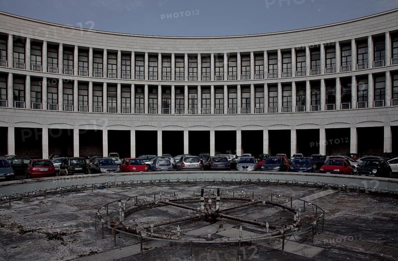 United Nations Square, Cassa Mezzogiorno building, arcade