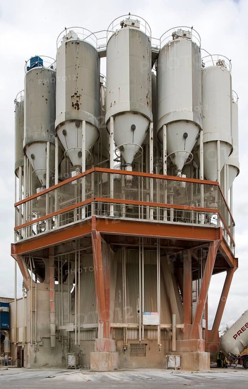 Lyon, tower-like cement silo battery