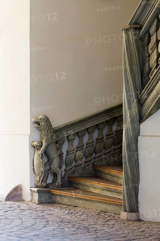 Grünhagen house, steps in the gateway with lion