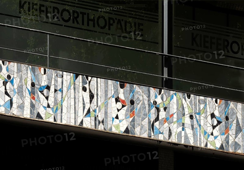 Krefeld, Ostwall 70-75, commercial building with reliefs on the balcony parapets by Curth Georg Becker. Built in 1957 by Karl Nothelfer