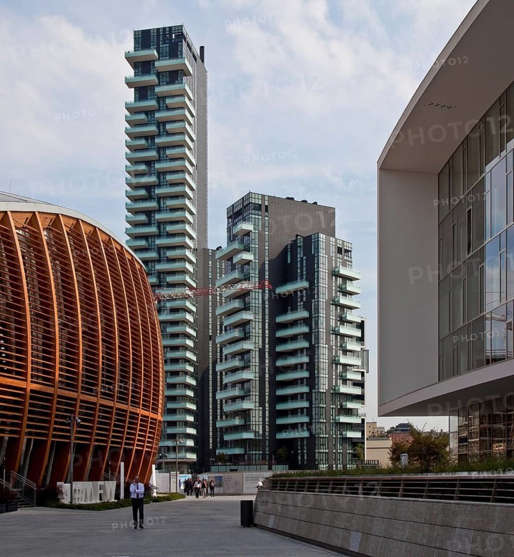 Italy Milan Residential towers by the SOLARIA Group 2010-13 in Piazza Alvar Aaltodas left 143 m high in the new Porta Nuova district left UniCredit Pavilion
