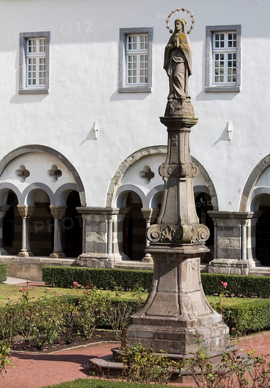 Marienhof (cloister), statue of the Virgin Mary in front of the eastern cloister wing