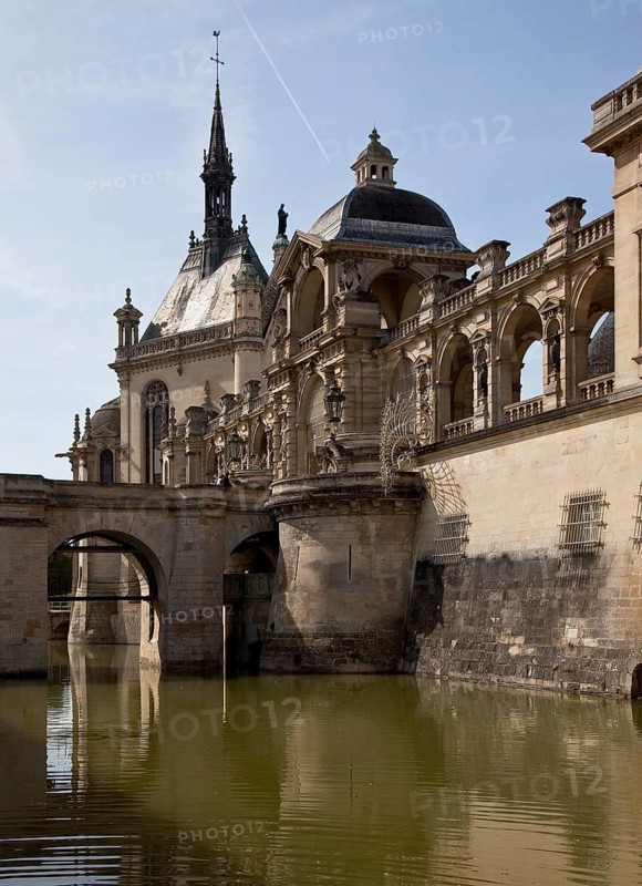 Chantilly, Chateau-de-Chantilly, Grand Chateau Chapel 1875-81 by Honoré Daumet, on the right the courtyard arcades built in the 1840s by Félix Duban