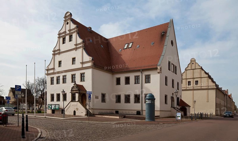 Aken (Elbe) market square with town hall. Begun in 1490 Thoroughly renovated and extended in 1907 View from east-northeast Right Residential buildings from the early 20th century