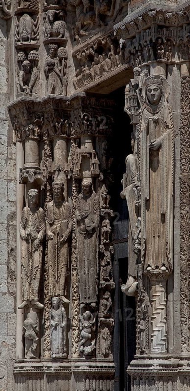 1195-1260 Main construction period, west façade, royal portals 1145-70 with biblical kings, queens, prophets and others as mural figures, St., Sankt, Saint