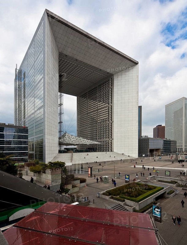 Office and conference building LA GRANDE ARCHE, 1984-89 by Johan Otto von Spreckelsen, cube-shaped triumphal arch with an edge length of 110 metres