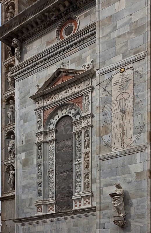 Italy Como Cathedral Gilded blind window on the south side of the west building c. 1500 accompanied by figures of saints in niches, St., Sankt, Saint