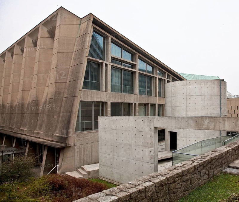 Interdenominational meditation room, 1995 by Tadao Ando, view from the east, left building by Marcel Breuer after 1952