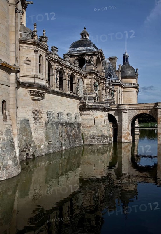 Chantilly, Chateau-de-Chantilly, Great Castle, moat above courtyard arcades, view from the south built in the 1840s by Felix Duban