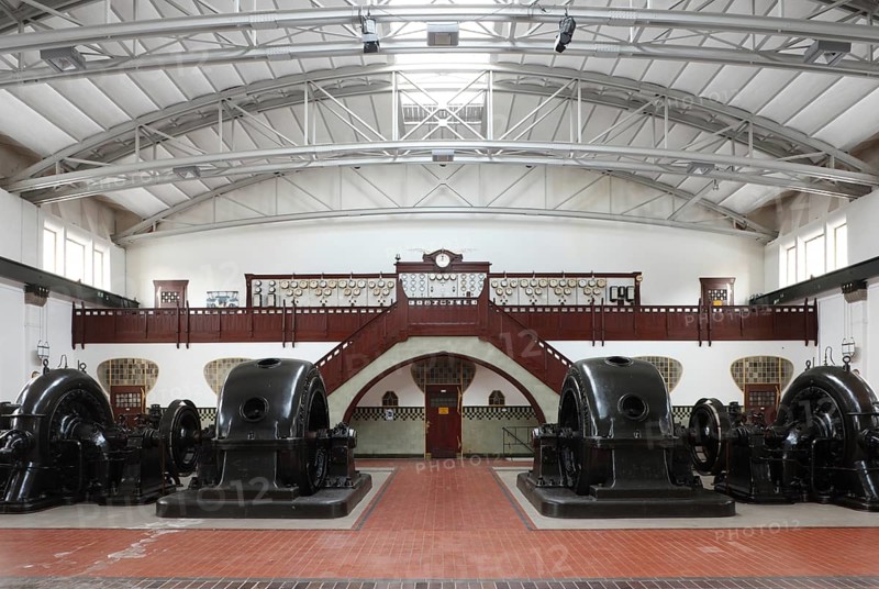 Turbine hall, Francis turbines and generators, with the control centre (control room) for control above on the gallery