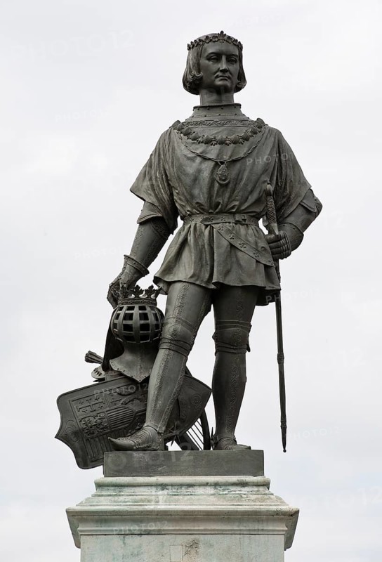 Angers, Monument to King Rene. Bronze figure. René I d'Anjou (Renatus of Anjou), known as René of Sicily, René of Naples, René the Good, but above all Le bon Roi René (* 16 January 1409 in the Château d' Angers, † 10 July 1480 in Aix-en-Provence)