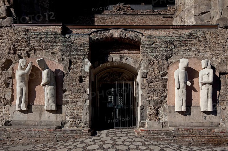 East portal of the tower ruins with modern figures, Franz Schwechten, St., Sankt, Saint