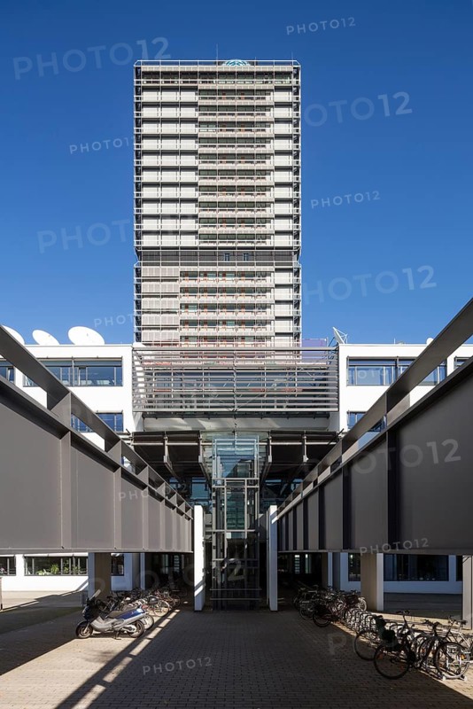 Schürmann-Bau, headquarters of the broadcaster Deutsche Welle, behind it the former parliamentary tower Langer Eugen