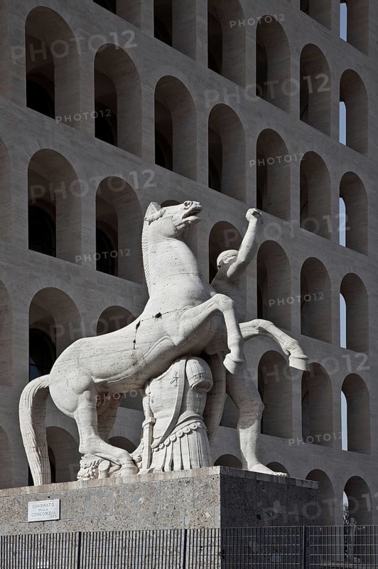 Begun in 1937, so-called rectangular Colosseum, Colosseo quadrato, height 68m, from the south-west with rosette tamer, On each of the four sides of the ashlar building, above the arcades, the following motto can be read in Roman majuscules: UN POPOLO DI POETI DI ARTISTI DI EROI DI SANTI DI PENSATORI DI SCIENZIATI DI NAVIGATORI DI TRASMIGRATORI. Translated, this means: A people of poets, of artists, of heroes, of saints, of thinkers, of scientists, of sailors, of travellers