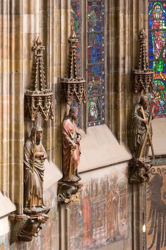 Choir hall, figures of saints with angel consoles on the north wallAngel with lute as console under figure of saint
