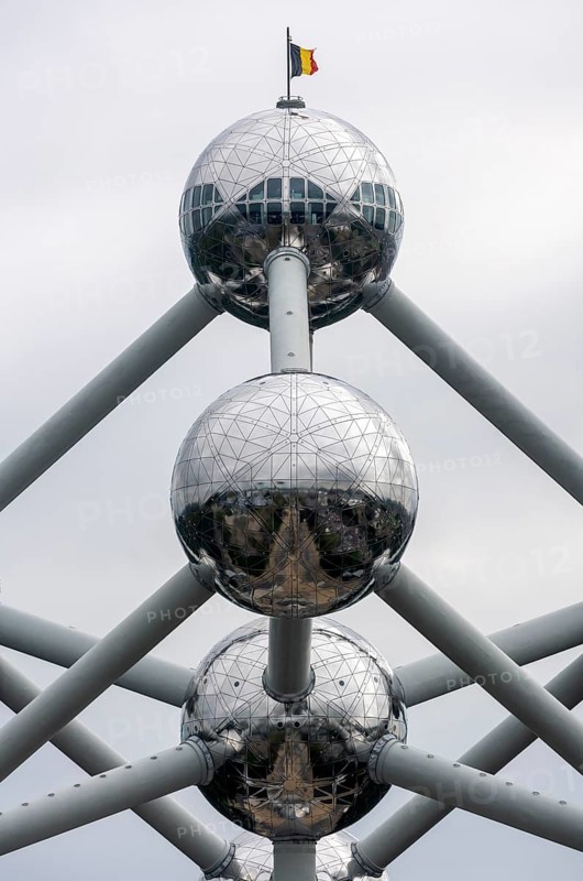 Brussels, Bruxelles, site of Expo 1958, Atomium, 165-billion-fold enlargement of an iron molecule, symbolising the atomic age and the peaceful use of nuclear energy, designed by engineer André Waterkeyn and elaborated and built by architects André and Jean Polak