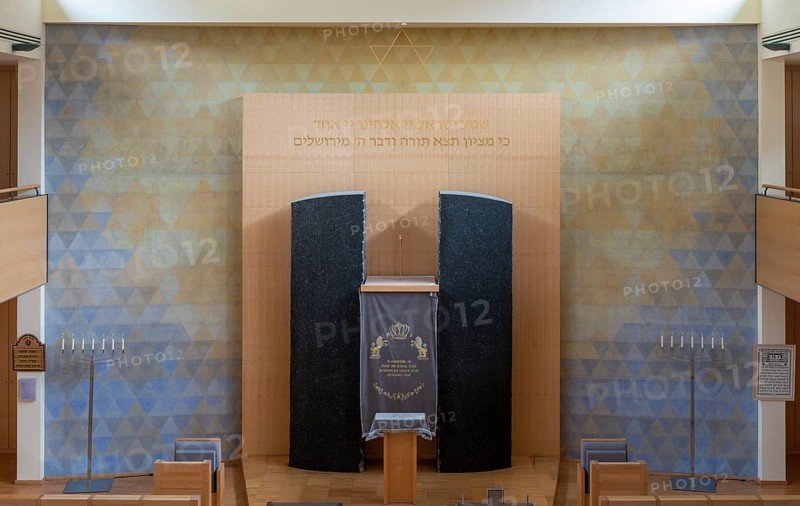 Krefeld, Jewish community centre in Wiedstraße. Synagogue with Torah shrine (Hechal), view from the gallery to the east, architecture: Klaus Reymann