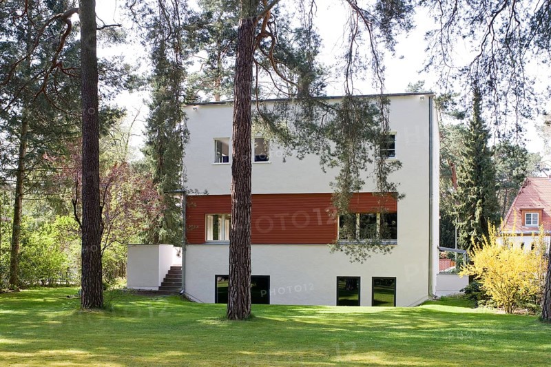 Built in 1923 by Erich Mendelsohn and Richard Neutra, garden side