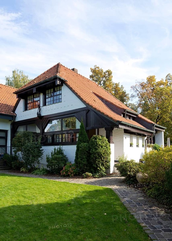 Residence for the sculptor Wilhelm Röttges, built in 1911, heavily altered, architect: Karl Buschhüter, eaves-supported crippled hip roof. North-west view
