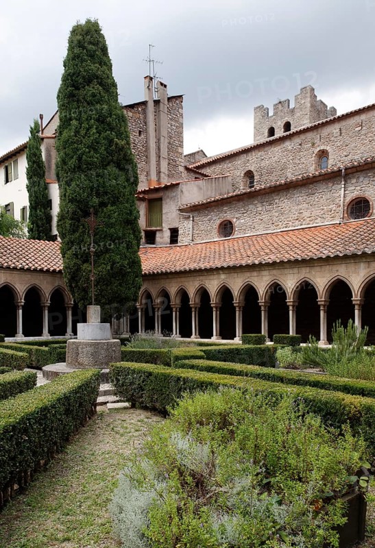 Abadia de Santa Maria d'Arles, Sainte-Marie-de-Vallespir, L'església de Santa Maria es va tornar a consagrar el 1157, claustre XIII, Cloister 13th century with fountain, St., Saint, Saint