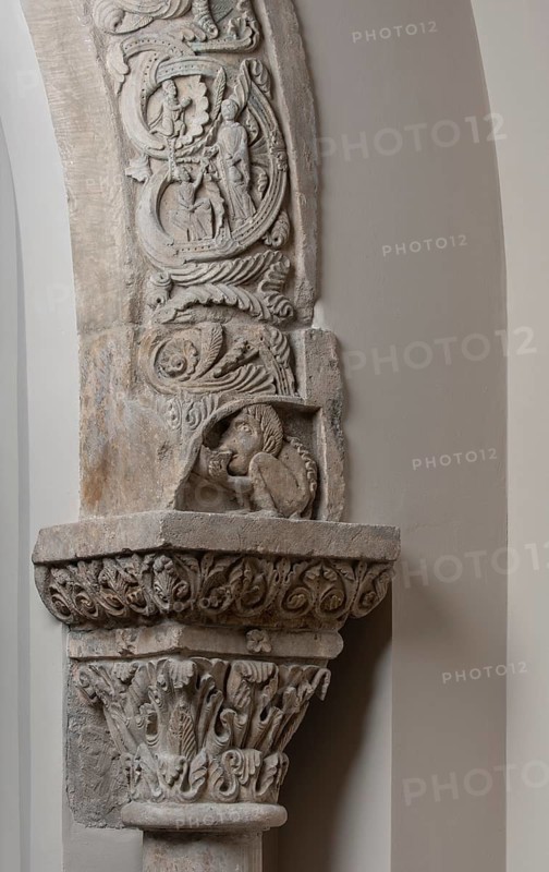 Romanesque portal arch from Brauweiler Abbey near Cologne, Brauweiler Arch, right capital