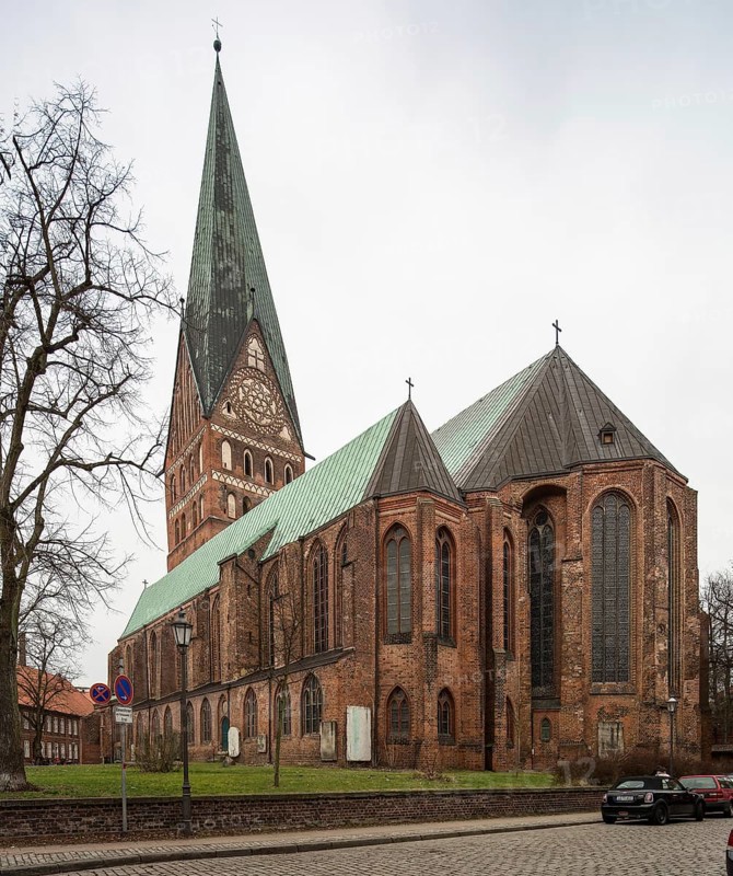 Lüneburg Johanniskirche 93344 erb 1297-1360 five-aisled hall church with polygonal choir endings and row of chapels between the lateral buttresses Tower OG 1407 108 m high