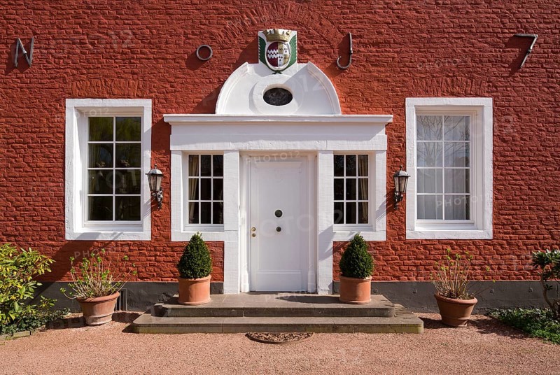 Manor house, entrance side with coat of arms stone with the Quadt/Hatzfeld alliance coat of arms