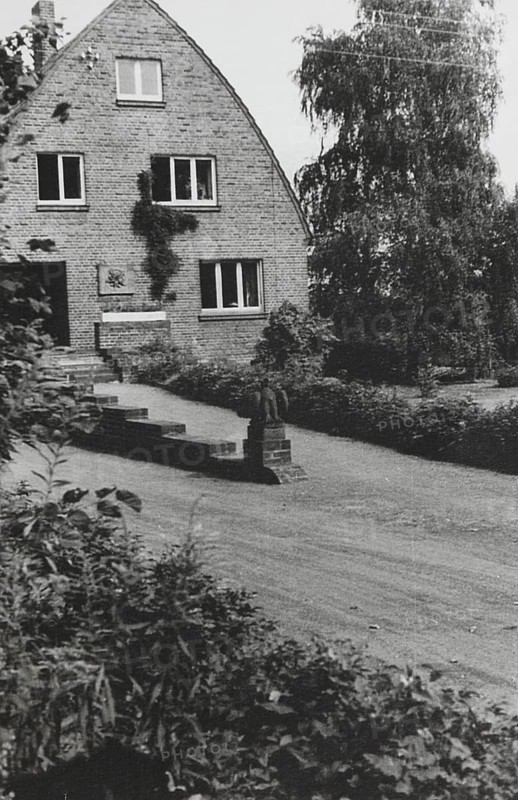 Haus Steinert, built in 1929 by Hans Poelzig, photo taken in front of 1961, street view with eagle by Mataré on the wall
