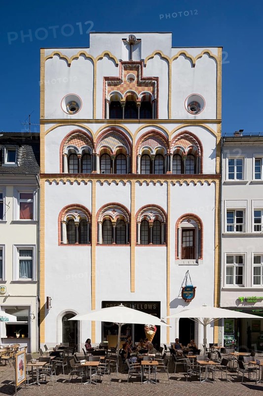 So-called Dreikönigenhaus, late Romanesque residential tower-like patrician house, around 1220, palatial façade altered several times since the 15th century, most recently in 1938 with the addition of a shop and reconstruction of the presumed original state with stepped screen wall, cross-vaulted single-pillar cellar, elongated rear building, essentially Romanesque, eastern gable front extended around 1900