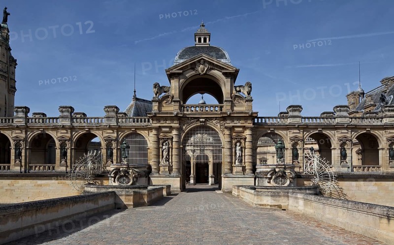 Chantilly, Chateau-de-Chantilly, castle park, courtyard of honour, courtyard arcades built in the 1840s by Félix Duban
