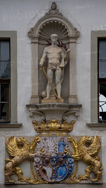 Coat of arms on the Old Castle, alliance coat of arms of the von Dohna and von Callenberg families, above Hercules