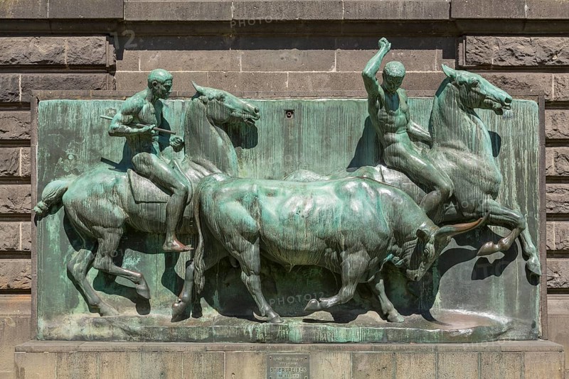 Krefeld, Kaiser Wilhelm Museum, built between 1894 and 1897 according to plans by Hugo Koch, relief by Louis Tuaillon: bull driving 1913