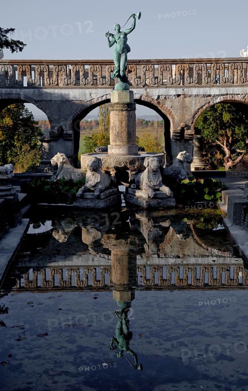 Main construction period 1907-1915 by Bernhard Sehring, lion fountain with bronze sculpture of FORTUNA GLORIOSA 1890 by Hans Latt, behind it bridge-like viewing terrace