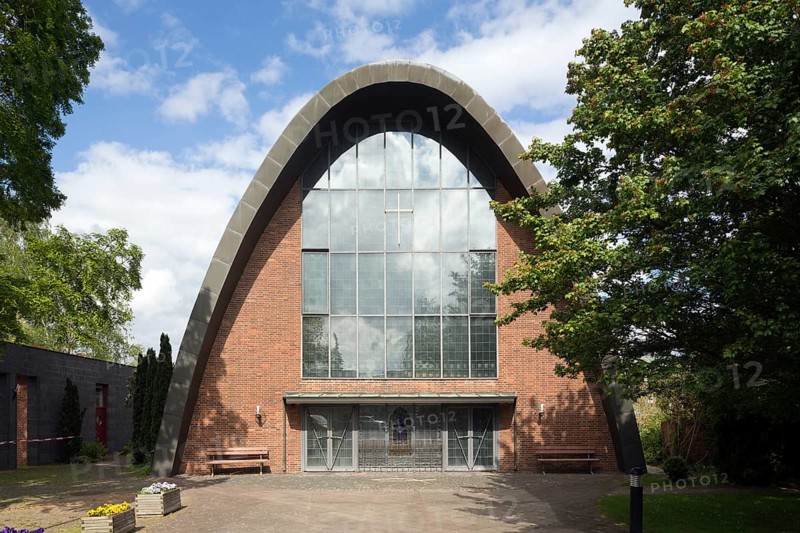 Parabolic roof reminiscent of the Nissen huts of the post-war period, west side, St., Sankt, Saint