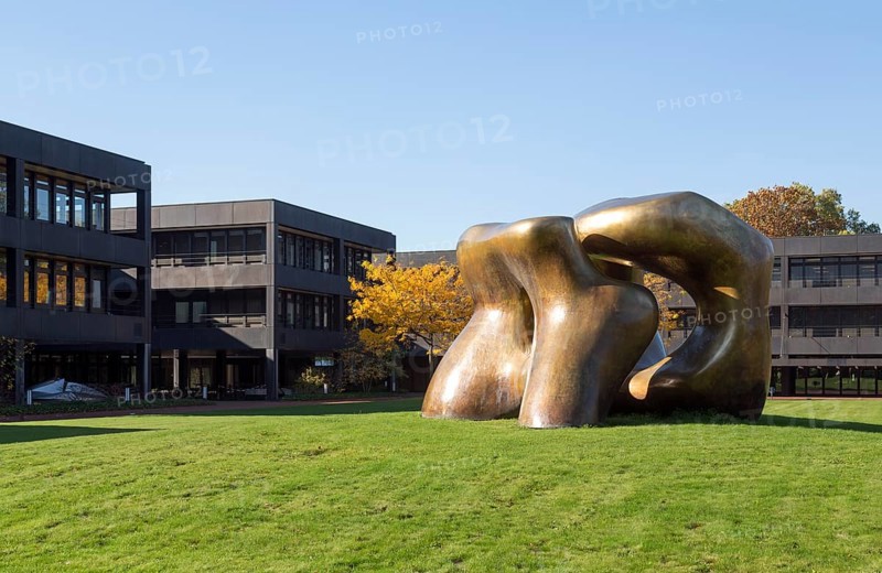 Federal Chancellery building, 1976 to 1999 seat of the Federal Chancellery, architect: Federal Building Directorate with planning group Manfred Adams, Günther Hornschuh, Peter Türler, Georg Pollich (later planning group Stieldorf), sculpture Large Two Forms by Henry Moore