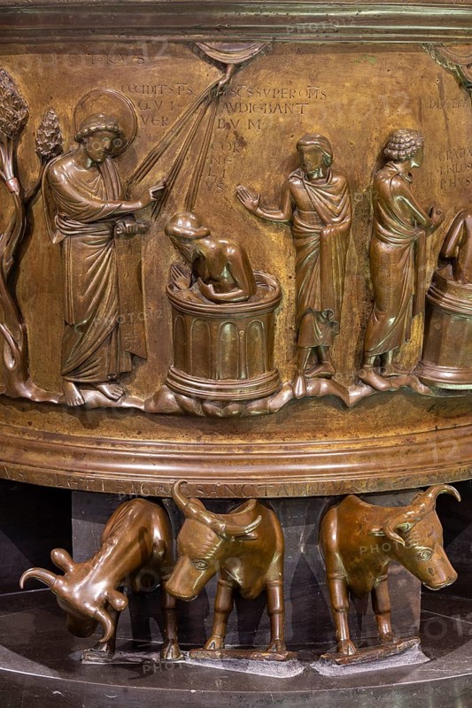 Liège, Liege, St Barthélemy (Sint-Bartolomeüskerk, Sankt Bartholomäus), baptismal font by Reiner von Huy, bronze, ca. 1107-1125