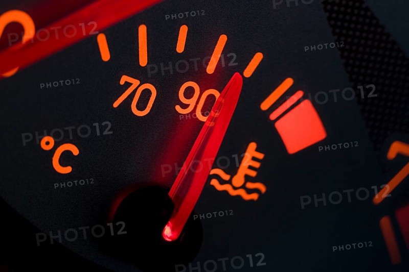 Water temperature display of a Peugeot 206 CC shows 100 degrees, dashboard