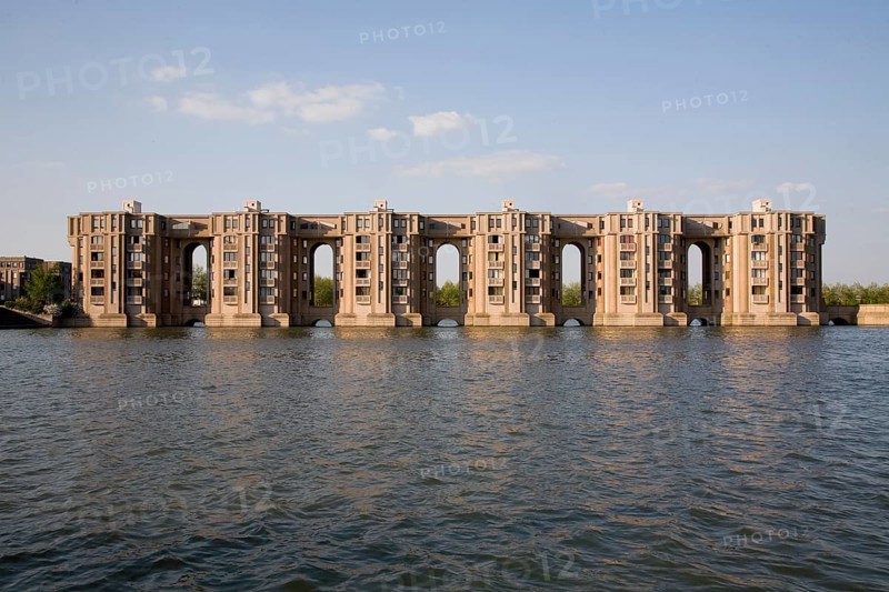 Les Arcades du Lac, housing estate on the lake by Ricardo Bofill 1978-1982