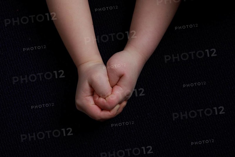 Hand of a child, 5 fingers, 5 fingers, thumb, hands, fist, fistful, tension, conflict, fear, anxiety, anxiety, fear, complexes, thumbs down