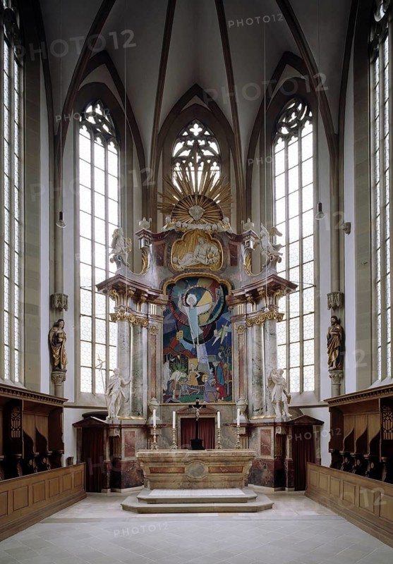 Schweinfurt, St Johannis. Choir with high altar. Classicist decorative marble altar from 1783, reredos of the high altar by Materno Bossi. Today's altarpiece by Adolf Kleemann (1904 - 1989) from Munich, St., Sankt, Saint