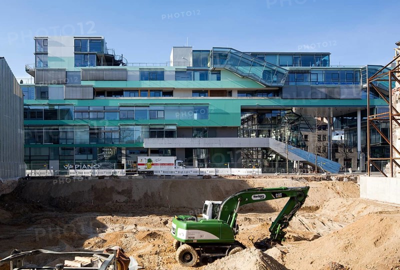 East façade during the demolition of the former Werkkunstschule, view through the gap between buildings