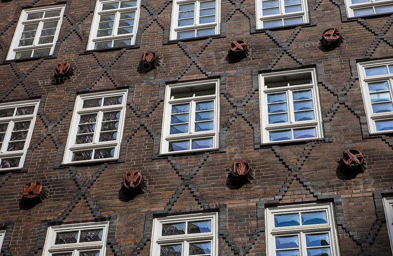 Hamburg, SPRINKENHOF office block, built 1927-1930 by Fritz Höger and Hans and Oskar Gerson, sculptural terracotta roundels by Lothar Kunstmann, section of the courtyard façade