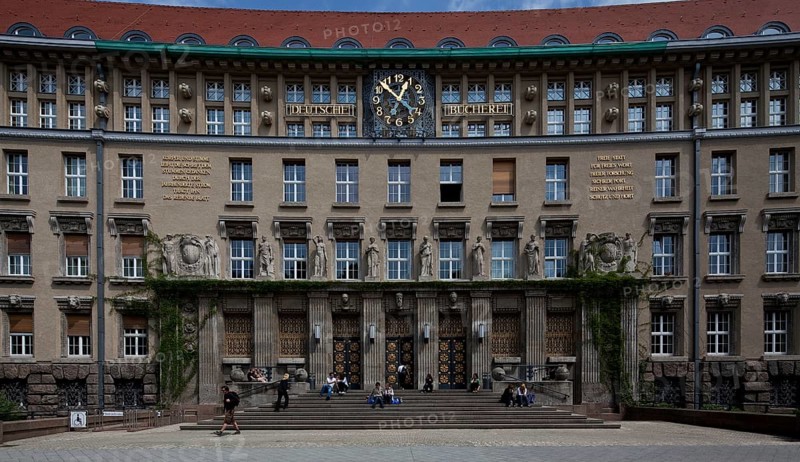 Founding building erected 1914-1916 by Oskar Pusch and Carl Julius Bär as DEUTSCHE BÜCHEREI, main façade entrance area