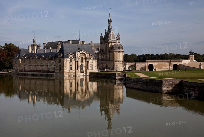 Chantilly, Chateau-de-Chantilly, castle park, view from the south left Small castle, castle begun 1560 by Jean Bullant, right Chapel of the Great Castle 1875-81 by Honoré Daumet
