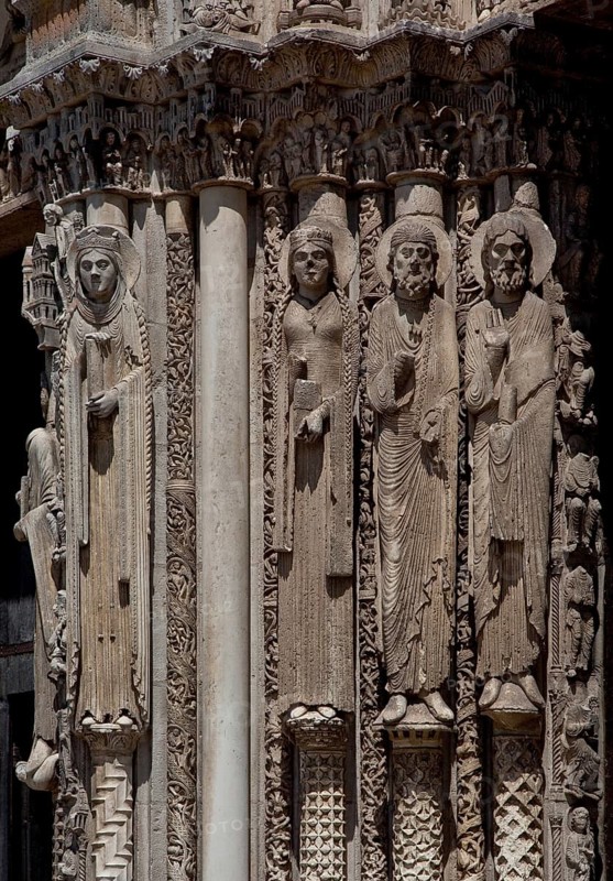 1195-1260 Main construction period, west façade, royal portals 1145-70 with biblical kings, queens, prophets and others as mural figures, St., Sankt, Saint