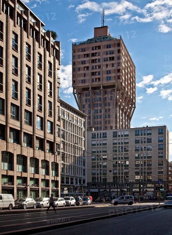 1956-58 by BBPR Architekten, basement floors offices, projecting upper floors flats, height 106 m, Gian Luigi Banfi (1910 - 1945), Lodovico Barbiano di Belgiojoso (1909 - 2004), Enrico Peressutti (1908 - 1976), Ernesto Nathan Rogers (1909 - 1969)