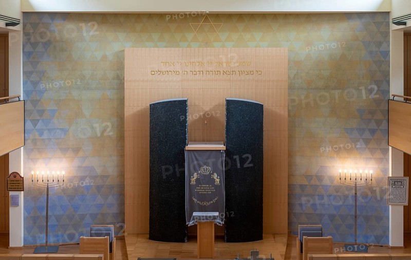Krefeld, Jewish community centre in Wiedstraße. Synagogue with Torah shrine (Hechal), view from the gallery to the east, architecture: Klaus Reymann